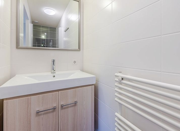 Moderne badkamer met sauna in Villa 6B, een vakantiehuis in Cadzand-bad, Zeeuws-Vlaanderen, Zeeland.