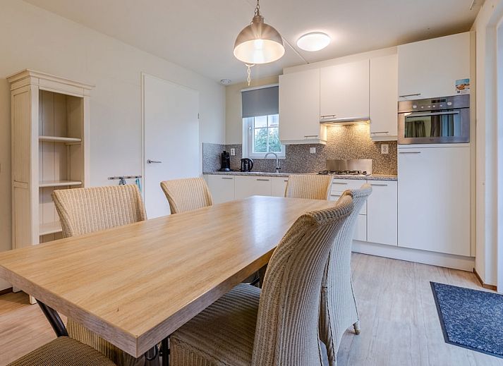 Sfeervolle slaapkamer in Villa 6B, een vakantiehuis in Cadzand-bad, Zeeuws-Vlaanderen, Zeeland, met twee comfortabele bedden en zacht licht.