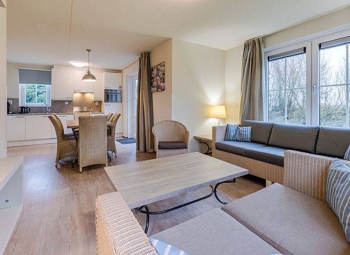 Sfeervolle slaapkamer in Villa 6B, een vakantiehuis in Cadzand-bad, Zeeuws-Vlaanderen, Zeeland, met twee comfortabele bedden en zacht licht.