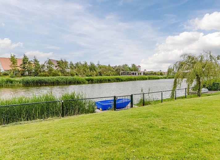 Ruime slaapkamer in Watervilla 10A Luxe, Cadzand-bad, met comfortabele bedden en veel natuurlijk licht, ideaal vakantiehuis in Zeeland.