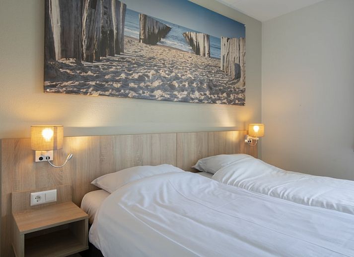 Villa 8B Luxe in Cadzand-bad, Zeeuws-Vlaanderen biedt een ruim terras en groene tuin, ideaal voor een ontspannen vakantie in Zeeland.