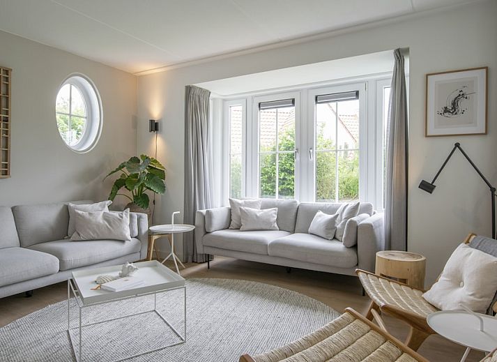 Sfeervolle slaapkamer in Villa 8B Luxe, een vakantiehuis in Cadzand-bad, Zeeuws-Vlaanderen, met rustgevend stranddecor aan de muur.