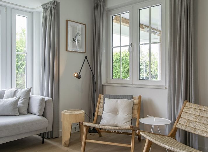 Sfeervolle slaapkamer in Villa 8B Luxe, een vakantiehuis in Cadzand-bad, Zeeuws-Vlaanderen, met rustgevend stranddecor aan de muur.