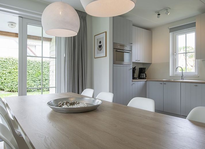 Stijlvolle woonkamer in Villa 8B Luxe vakantiehuis, Cadzand-bad, Zeeuws-Vlaanderen, met moderne inrichting en comfortabele zithoek.