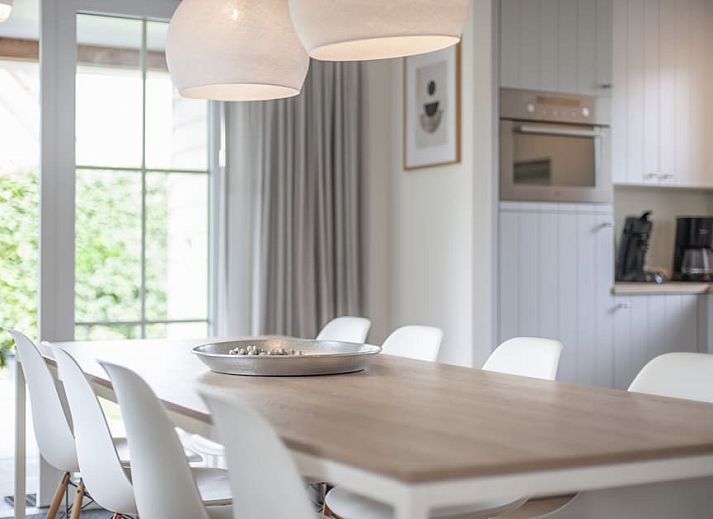 Stijlvolle woonkamer in Villa 8B Luxe vakantiehuis, Cadzand-bad, Zeeuws-Vlaanderen, met moderne inrichting en comfortabele zithoek.