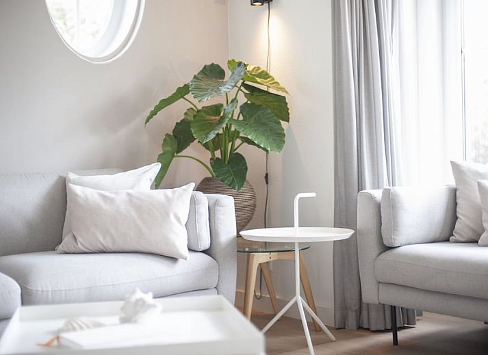 Stijlvolle woonkamer in Villa 8B Luxe vakantiehuis, Cadzand-bad, Zeeuws-Vlaanderen, met moderne inrichting en comfortabele zithoek.