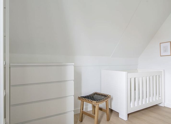 Gezellige woonkamer van Villa 8B Luxe, vakantiehuis in Cadzand-bad, Zeeuws-Vlaanderen, met comfortabele zitruimte en veel natuurlijk licht.