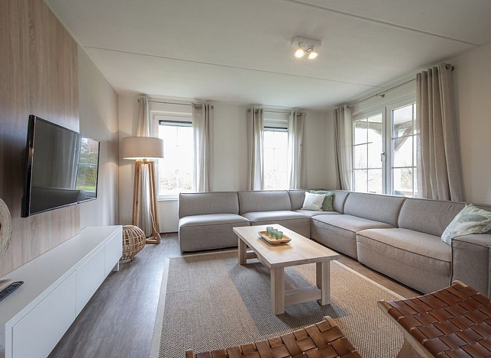 Villa 10A Luxe in Cadzand-bad, ein Ferienhaus in Zeeuws-Vlaanderen, Zeeland mit einem grossen Garten und einer einladenden Terrasse.