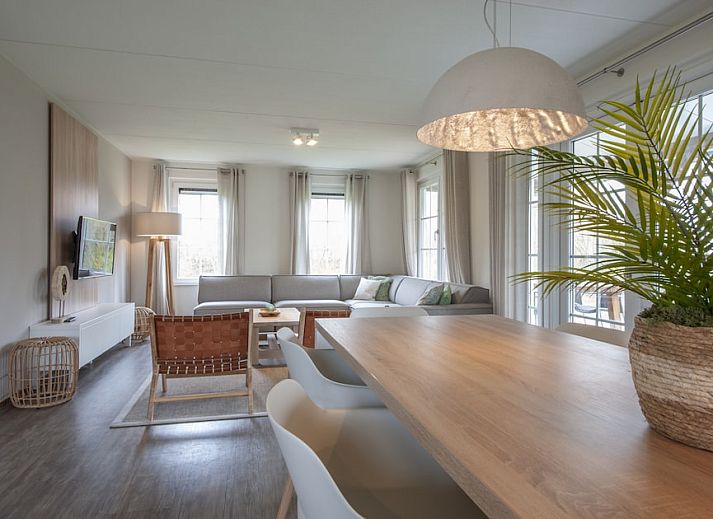 Villa 10A Luxe in Cadzand-bad, ein Ferienhaus in Zeeuws-Vlaanderen, Zeeland mit einem grossen Garten und einer einladenden Terrasse.