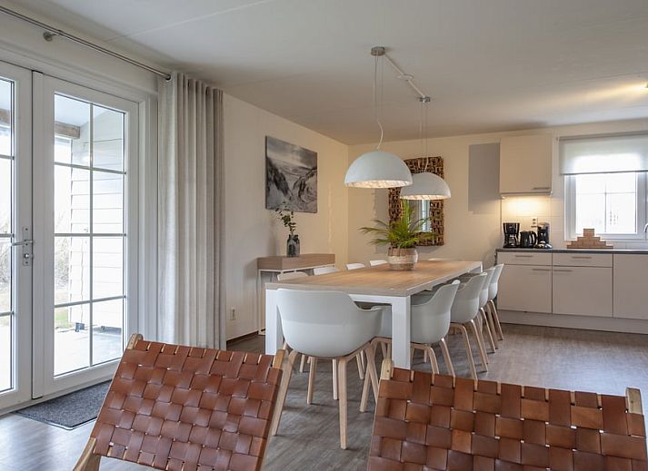 Villa 10A Luxe in Cadzand-bad, ein Ferienhaus in Zeeuws-Vlaanderen, Zeeland mit einem grossen Garten und einer einladenden Terrasse.