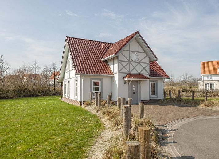 Stilvolles Wohnzimmer in Villa 10A Luxe, einem Ferienhaus in Cadzand-bad, Zeeuws-Vlaanderen, mit moderner Einrichtung und viel natuerlichem Licht.