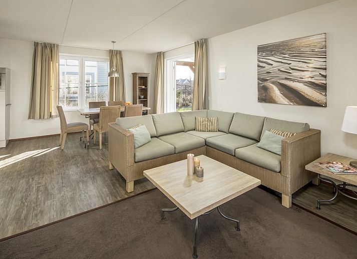 Villa 5A in Cadzand-bad, Zeeuws-Vlaanderen, Zeeland, een charmant vakantiehuis met rode daken en groene omgeving.