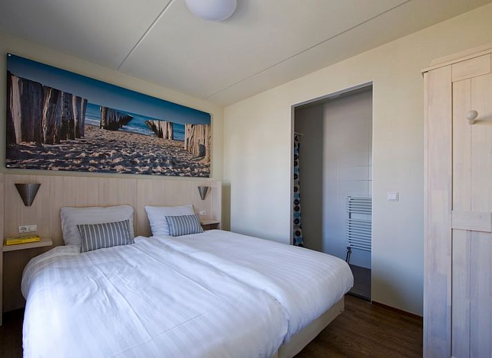 Gezellige woonkamer in Villa 6A, een vakantiehuis in Cadzand-bad, Zeeuws-Vlaanderen, met comfortabele banken en uitzicht op de natuur.