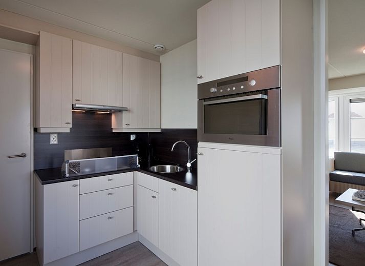 Villa 4C in Cadzand-bad, ein charmantes Ferienhaus in Zeeuws-Vlaanderen mit einem sonnigen Garten und traditioneller Architektur.