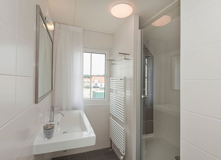 Villa 4C in Cadzand-bad, ein charmantes Ferienhaus in Zeeuws-Vlaanderen mit einem sonnigen Garten und traditioneller Architektur.