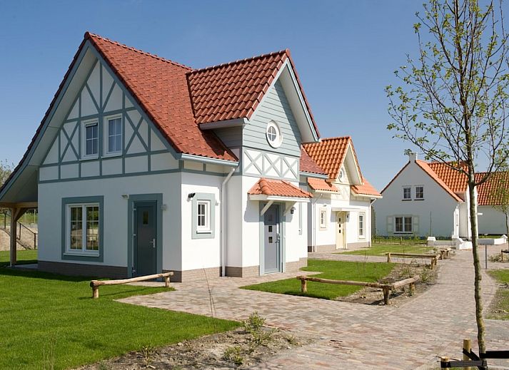 Villa 4C Luxe in Cadzand-bad, Zeeuws-Vlaanderen, vakantiehuis met charmante architectuur en groene omgeving.