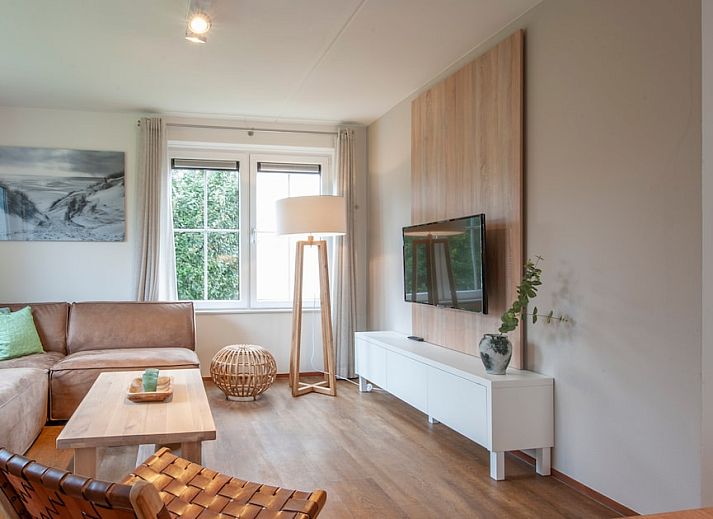 Villa 4C Luxe in Cadzand-bad, Zeeuws-Vlaanderen, vakantiehuis met charmante architectuur en groene omgeving.