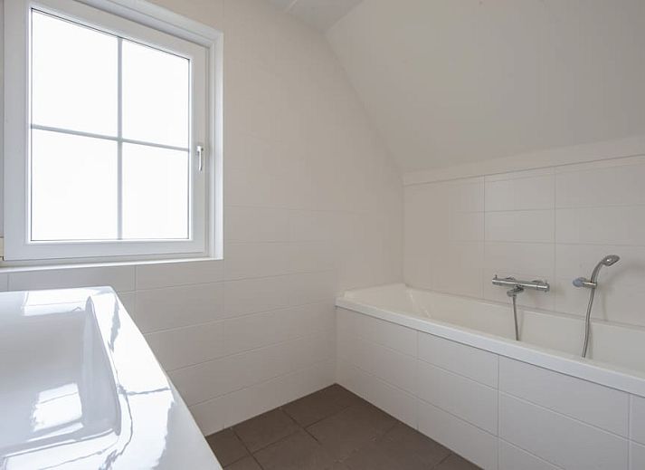 Stijlvolle woonkamer van Villa 4C Luxe in Cadzand-bad, Zeeland, met moderne inrichting en veel natuurlijk licht.