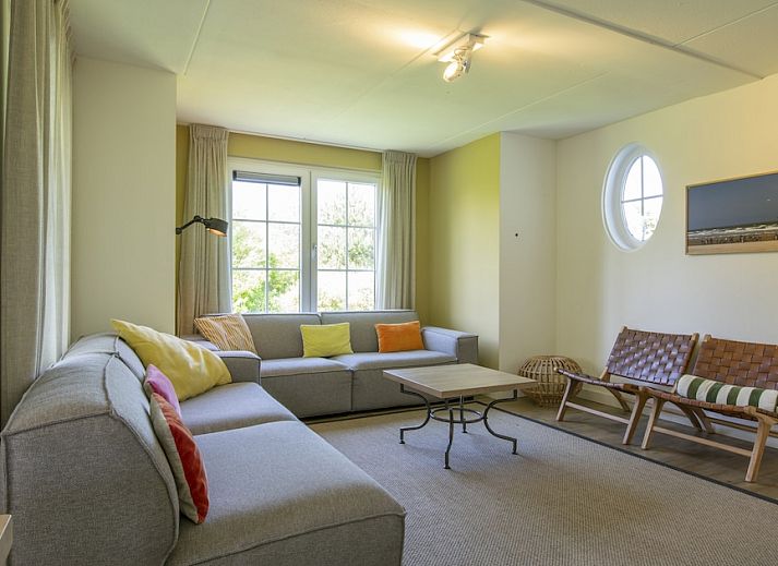 Villa 9A Luxe in Cadzand-bad, een charmant vakantiehuis in Zeeland met rode dakpannen en groene tuin voor een ontspannen verblijf.