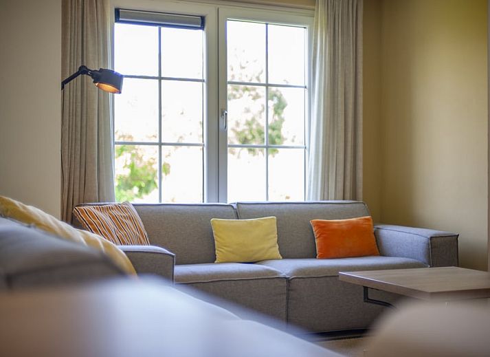 Villa 9A Luxe in Cadzand-bad, een charmant vakantiehuis in Zeeland met rode dakpannen en groene tuin voor een ontspannen verblijf.