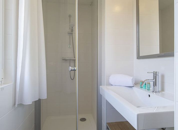 Gezellige woonkamer van Villa 9A Luxe in Cadzand-bad, Zeeuws-Vlaanderen. Comfortabel vakantiehuis met ruime zithoek en veel natuurlijk licht.