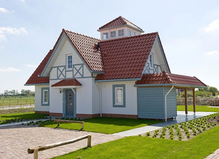 Moderne badkamer in Villa 9A, een vakantiehuis in Cadzand-bad, Zeeuws-Vlaanderen, Zeeland, met stijlvol sanitair en strakke tegels.