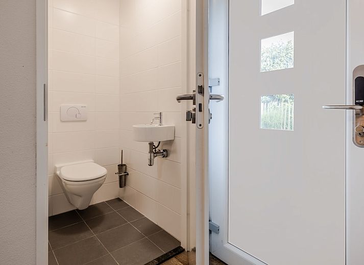 Moderne badkamer in Villa 9A, een vakantiehuis in Cadzand-bad, Zeeuws-Vlaanderen, Zeeland, met stijlvol sanitair en strakke tegels.