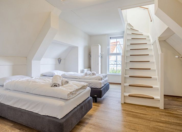 Moderne badkamer in Villa 9A, een vakantiehuis in Cadzand-bad, Zeeuws-Vlaanderen, Zeeland, met stijlvol sanitair en strakke tegels.