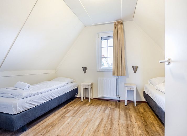 Moderne badkamer in Villa 9A, een vakantiehuis in Cadzand-bad, Zeeuws-Vlaanderen, Zeeland, met stijlvol sanitair en strakke tegels.