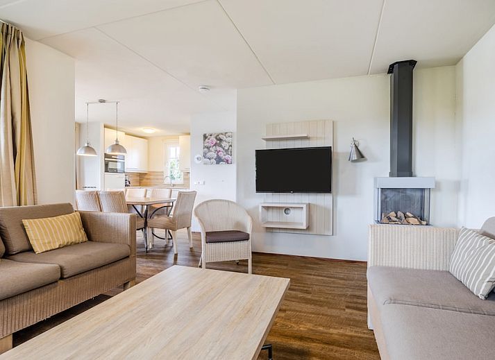 Sfeervolle slaapkamer in Villa 9A, vakantiehuis in Cadzand-bad, Zeeuws-Vlaanderen, Zeeland, met twee comfortabele bedden en natuurlijk licht.