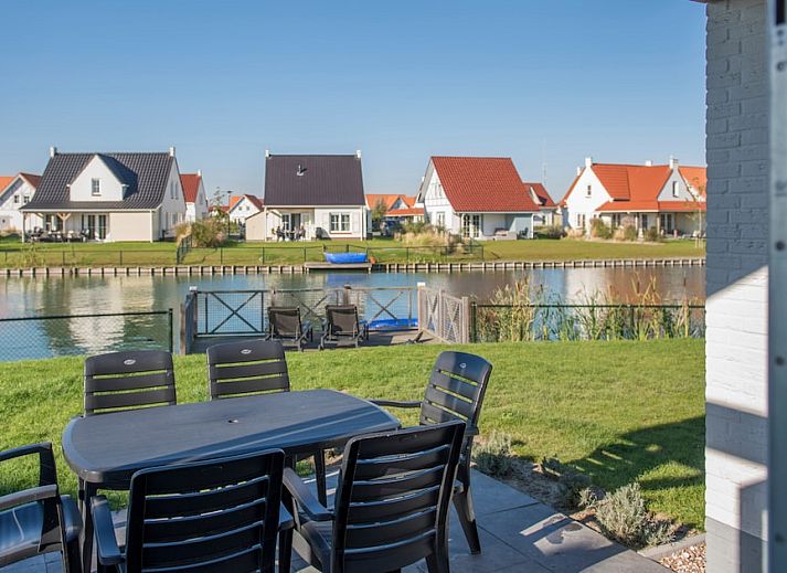 Geniet van de zonnige veranda van Watervilla 6A, een vakantiehuis in Cadzand-bad, Zeeuws-Vlaanderen, ideaal voor ontspanning in Zeeland.