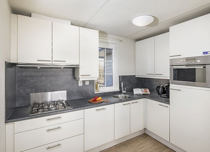 Watervilla 8C, een charmant vakantiehuis in Cadzand-bad, Zeeuws-Vlaanderen, met ruim terras en prachtig uitzicht op de groene omgeving.