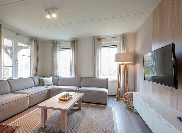 Villa 8G Luxe in Cadzand-bad, Zeeuws-Vlaanderen, een charmant vakantiehuis met rode dakpannen en groene omgeving voor een ontspannen verblijf.