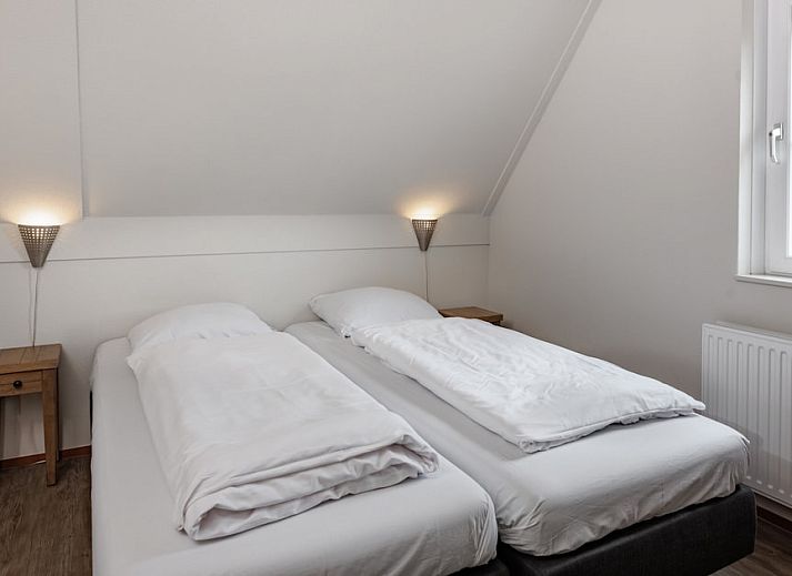 Villa 8G Luxe in Cadzand-bad, Zeeuws-Vlaanderen, een charmant vakantiehuis met rode dakpannen en groene omgeving voor een ontspannen verblijf.