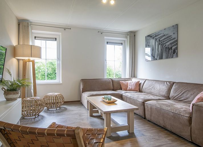 Villa 8A Luxe in Cadzand-bad, Zeeland, ein charmantes Ferienhaus inmitten von Gruen und rustikaler Architektur.