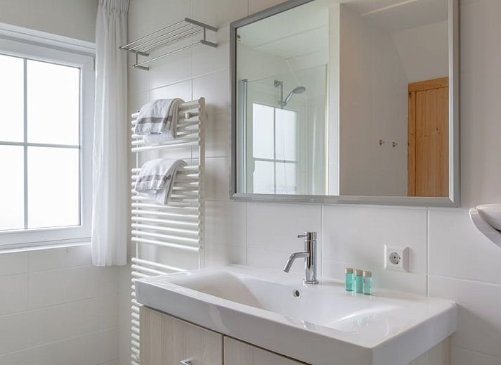 Gemuetliches Wohnzimmer in der Villa 8A Luxe, einem Ferienhaus in Cadzand-bad, Zeeuws-Vlaanderen, mit bequemer Sitzecke und viel Tageslicht.