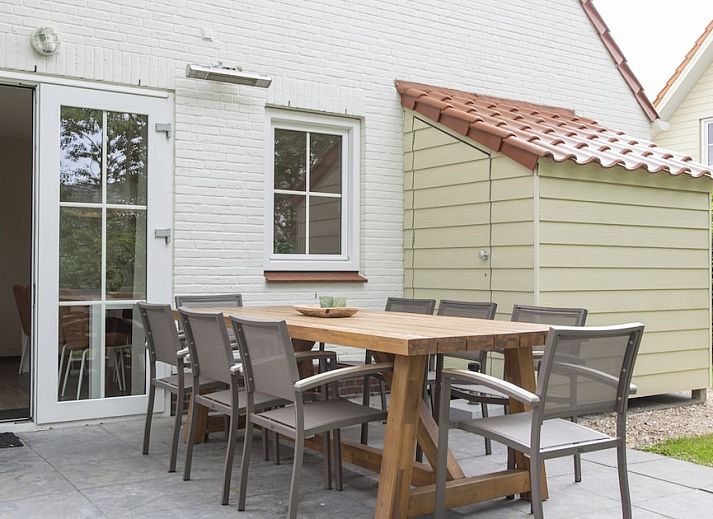 Stilvolles Wohnzimmer in Villa 8A Luxe, Ferienhaus in Cadzand-bad, Zeeland, mit bequemem Sofa und Blick auf die gruene Umgebung.