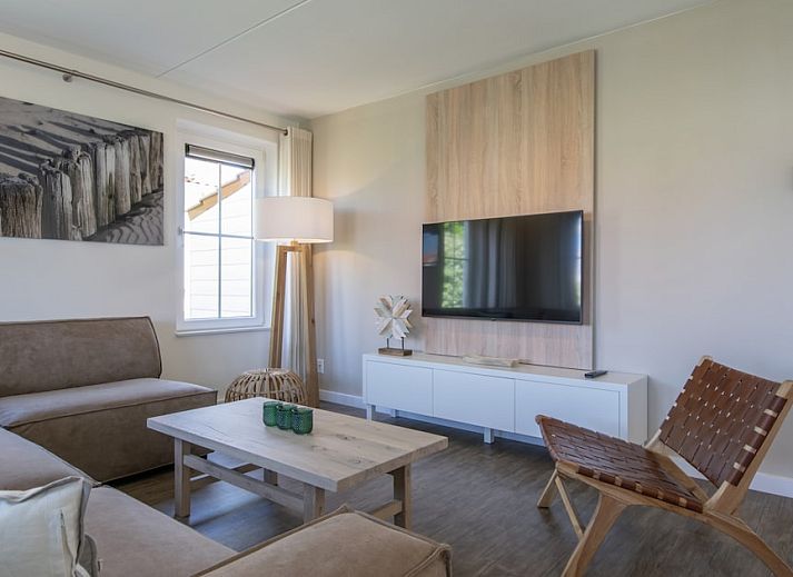 Geniessen Sie den ruhigen Garten und die grosse Terrasse von Watervilla 8A Luxe, einem Ferienhaus in Cadzand-bad, Zeeuws-Vlaanderen, Zeeland.