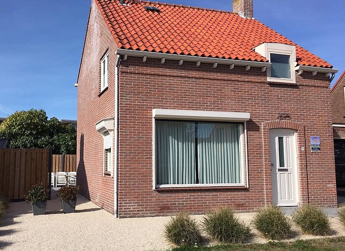 VZ920 Holiday home in Cadzand-Bad, charming exterior in Zeeuws-Vlaanderen, Zeeland.