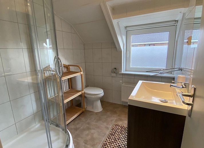 VZ920 Holiday home in Cadzand-Bad, cozy living room with fireplace.