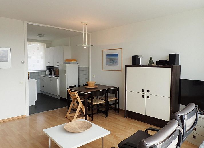 Blick vom Balkon der Ferienwohnung VZ922 in Cadzand, mit Blick auf moderne Architektur und gruene Umgebung in Zeeland.