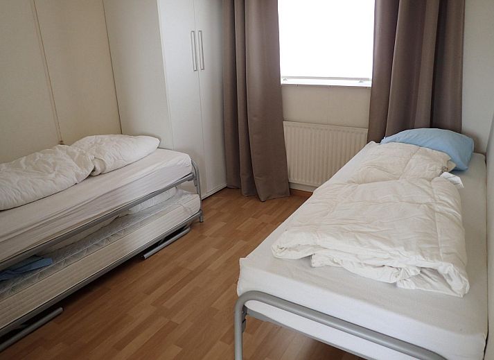 Gemuetliches Wohnzimmer der Ferienwohnung VZ922 in Cadzand, mit Ledersofa und grossen Fenstern fuer viel Licht.