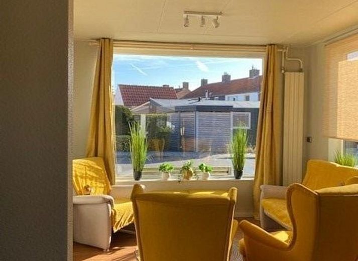 Ruime tuin bij VZ1094 Vrijstaande vakantiewoning in Cadzand-Bad, Zeeuws-Vlaanderen, perfect voor ontspanning.