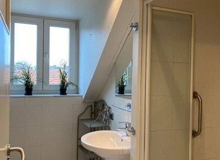 Zonnig terras van VZ1094 Vrijstaande vakantiewoning in Cadzand-Bad, ideaal voor buiten dineren in Zeeland.