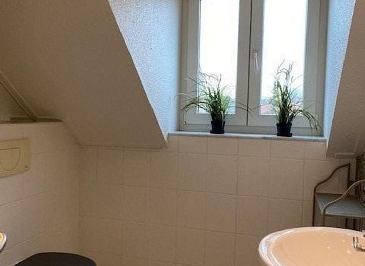 Zonnig terras van VZ1094 Vrijstaande vakantiewoning in Cadzand-Bad, ideaal voor buiten dineren in Zeeland.