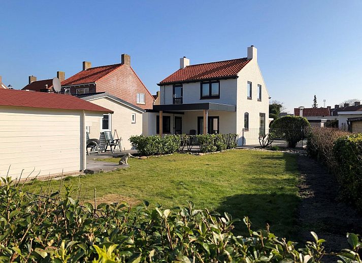 Gezellige zithoek in VZ1094 Vrijstaande vakantiewoning in Cadzand-Bad met comfortabele stoelen in Zeeland.