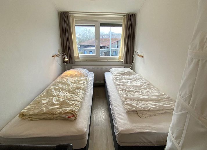 Gemuetliches Wohnzimmer des Ferienhauses VZ924 in Cadzand, Zeeuws-Vlaanderen, mit bequemen Sitzgelegenheiten.