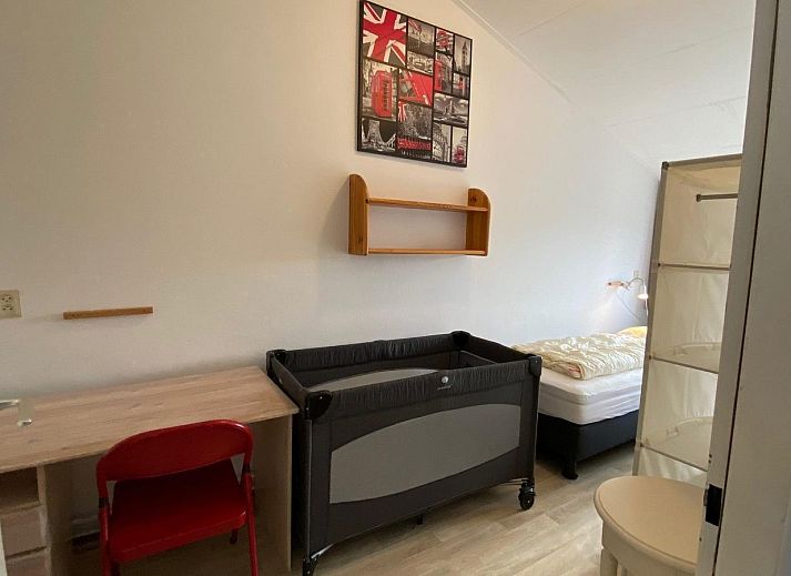 Gemuetliches Wohnzimmer des Ferienhauses VZ924 in Cadzand, Zeeuws-Vlaanderen, mit bequemen Sitzgelegenheiten.