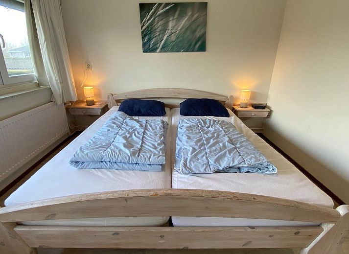 Gemuetliches Wohnzimmer des Ferienhauses VZ924 in Cadzand, Zeeuws-Vlaanderen, mit bequemen Sitzgelegenheiten.