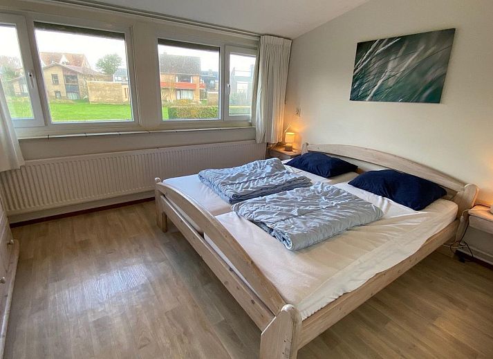 Gemuetliches Wohnzimmer des Ferienhauses VZ924 in Cadzand, Zeeuws-Vlaanderen, mit bequemen Sitzgelegenheiten.